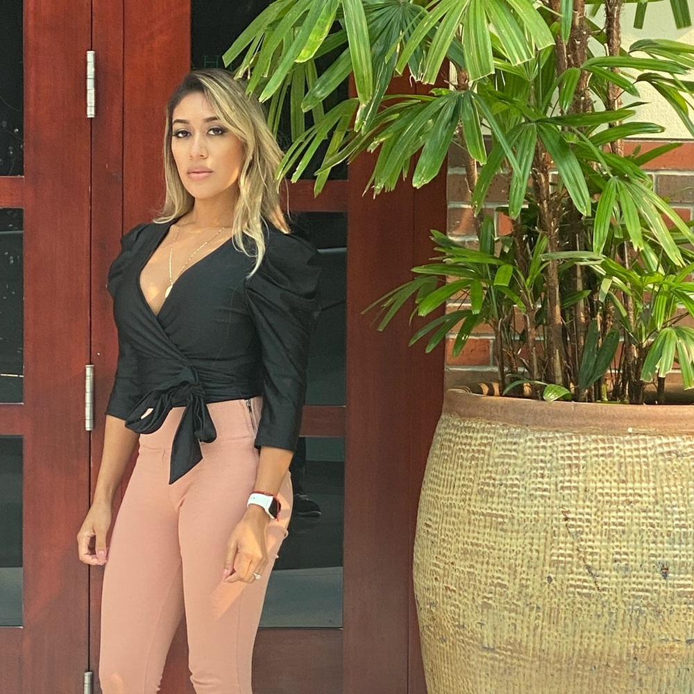 Bodysuit in black with puff shoulder